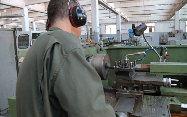 Tο 301 Εργοστάσιο Βάσης του Στρατού Ξηράς – Επισκευάζοντας τα όπλα, τα οχήματα και τα τεθωρακισμένα (βίντεο)